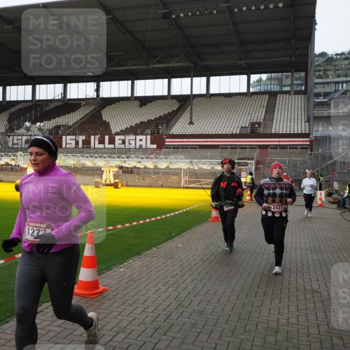 07.12.2025 - St. Pauli X-Mass-Run No. 15 Fabian Wolf http://msf.ph/oto/9398181 07.12.2025 10:49:26 Ziel 157, 890, 1273, 1274, 1370, 1372, 1663, 2299, 2301, 2421, 2764, 2765, 3366 meine-sportfotos.de
