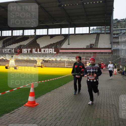 07.12.2025 - St. Pauli X-Mass-Run No. 15 Fabian Wolf http://msf.ph/oto/9398182 07.12.2025 10:49:26 Ziel 157, 890, 1273, 1274, 1370, 1372, 1663, 2299, 2301, 2421, 2764, 2765, 3366 meine-sportfotos.de