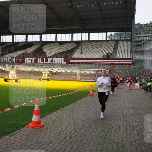 07.12.2025 - St. Pauli X-Mass-Run No. 15 Fabian Wolf http://msf.ph/oto/9398189 07.12.2025 10:49:29 Ziel 157, 890, 1179, 1273, 1274, 1663, 2299, 2301, 2421, 2764, 2765, 3366 meine-sportfotos.de