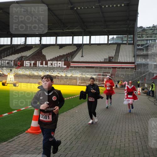 07.12.2025 - St. Pauli X-Mass-Run No. 15 Fabian Wolf http://msf.ph/oto/9398200 07.12.2025 10:49:32 Ziel 157, 890, 1179, 1273, 1274, 1663, 2299, 2301, 2421, 2764, 2765 meine-sportfotos.de