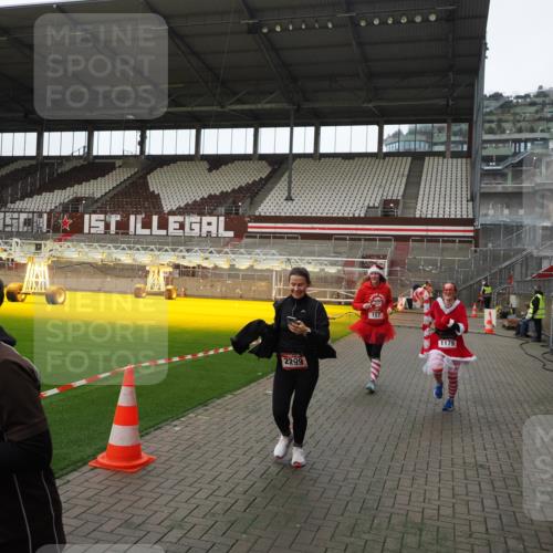 07.12.2025 - St. Pauli X-Mass-Run No. 15 Fabian Wolf http://msf.ph/oto/9398202 07.12.2025 10:49:33 Ziel 157, 890, 1179, 1273, 1274, 1663, 2299, 2301, 2421 meine-sportfotos.de