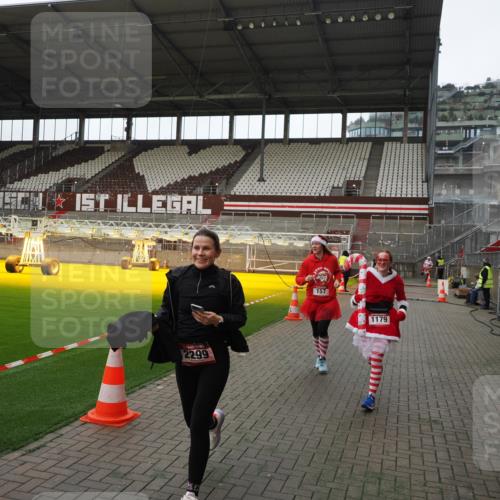 07.12.2025 - St. Pauli X-Mass-Run No. 15 Fabian Wolf http://msf.ph/oto/9398205 07.12.2025 10:49:33 Ziel 157, 890, 1179, 1273, 1274, 1663, 2299, 2301, 2421 meine-sportfotos.de