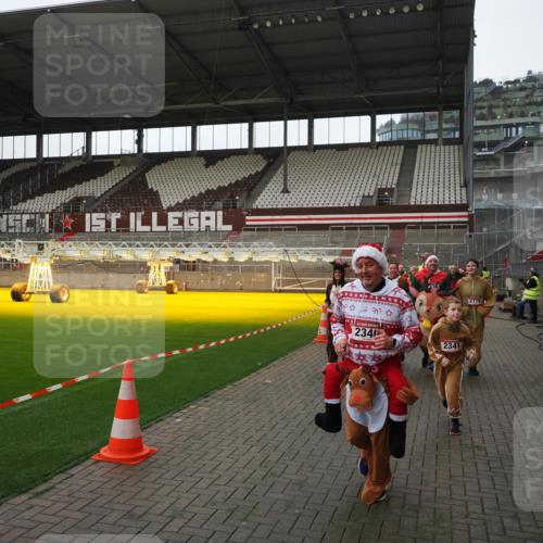 07.12.2025 - St. Pauli X-Mass-Run No. 15 Fabian Wolf http://msf.ph/oto/9398218 07.12.2025 10:49:48 Ziel 916, 1035, 1232, 2100, 2201, 2338, 2340, 2341, 2777, 2779, 3030, 3380 meine-sportfotos.de