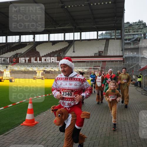 07.12.2025 - St. Pauli X-Mass-Run No. 15 Fabian Wolf http://msf.ph/oto/9398221 07.12.2025 10:49:49 Ziel 916, 1035, 1232, 2100, 2201, 2338, 2340, 2341, 2777, 2779, 3026, 3030, 3380 meine-sportfotos.de