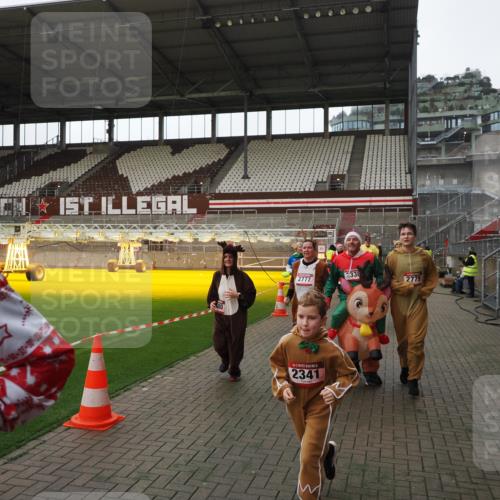 07.12.2025 - St. Pauli X-Mass-Run No. 15 Fabian Wolf http://msf.ph/oto/9398224 07.12.2025 10:49:49 Ziel 916, 1035, 1232, 2100, 2201, 2338, 2340, 2341, 2777, 2779, 3026, 3030, 3380 meine-sportfotos.de