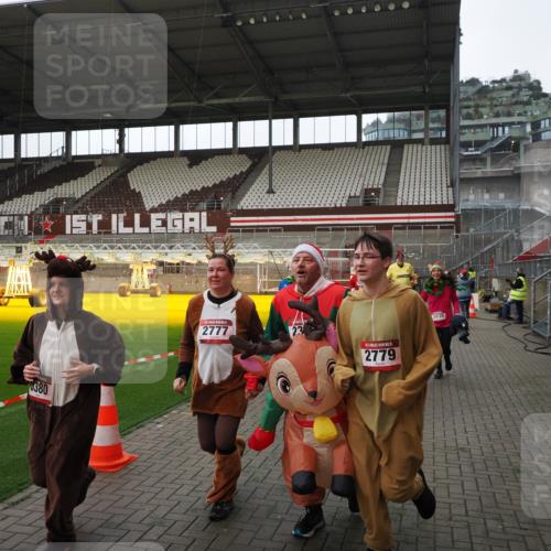 07.12.2025 - St. Pauli X-Mass-Run No. 15 Fabian Wolf http://msf.ph/oto/9398228 07.12.2025 10:49:51 Ziel 916, 1035, 1232, 2100, 2201, 2338, 2340, 2341, 2777, 2779, 3026, 3030, 3380 meine-sportfotos.de