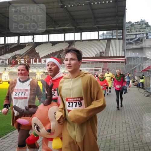 07.12.2025 - St. Pauli X-Mass-Run No. 15 Fabian Wolf http://msf.ph/oto/9398231 07.12.2025 10:49:51 Ziel 916, 1035, 1232, 2100, 2201, 2338, 2340, 2341, 2777, 2779, 3026, 3030, 3380 meine-sportfotos.de