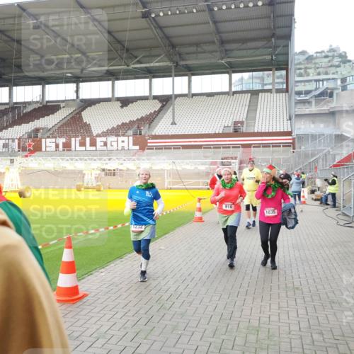 07.12.2025 - St. Pauli X-Mass-Run No. 15 Fabian Wolf http://msf.ph/oto/9398233 07.12.2025 10:49:52 Ziel 916, 1035, 1232, 2100, 2201, 2338, 2340, 2341, 2777, 2779, 3026, 3030, 3380 meine-sportfotos.de