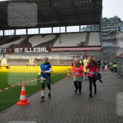 07.12.2025 - St. Pauli X-Mass-Run No. 15 Fabian Wolf http://msf.ph/oto/9398234 07.12.2025 10:49:52 Ziel 916, 1035, 1232, 2100, 2201, 2338, 2340, 2341, 2777, 2779, 3026, 3030, 3380 meine-sportfotos.de