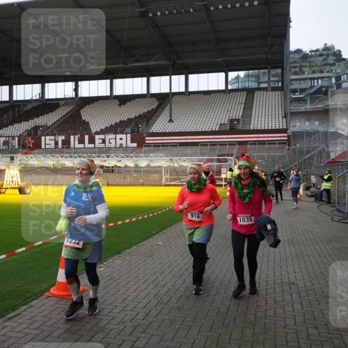 07.12.2025 - St. Pauli X-Mass-Run No. 15 Fabian Wolf http://msf.ph/oto/9398237 07.12.2025 10:49:53 Ziel 916, 1035, 1232, 2100, 2201, 2338, 2340, 2341, 2777, 2779, 3026, 3030, 3380 meine-sportfotos.de