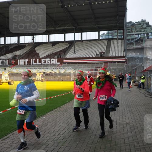 07.12.2025 - St. Pauli X-Mass-Run No. 15 Fabian Wolf http://msf.ph/oto/9398238 07.12.2025 10:49:53 Ziel 916, 1035, 1232, 2100, 2201, 2338, 2340, 2341, 2777, 2779, 3026, 3030, 3380 meine-sportfotos.de