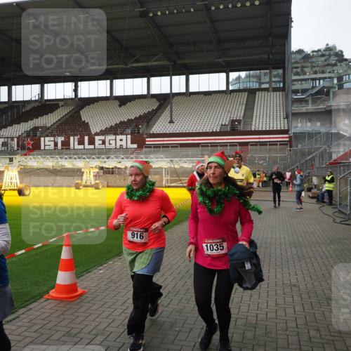 07.12.2025 - St. Pauli X-Mass-Run No. 15 Fabian Wolf http://msf.ph/oto/9398240 07.12.2025 10:49:53 Ziel 916, 1035, 1232, 2100, 2201, 2338, 2340, 2341, 2777, 2779, 3026, 3030, 3380 meine-sportfotos.de