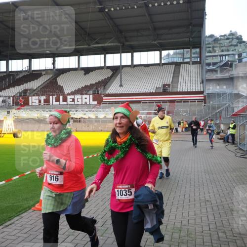 07.12.2025 - St. Pauli X-Mass-Run No. 15 Fabian Wolf http://msf.ph/oto/9398241 07.12.2025 10:49:54 Ziel 916, 1035, 1232, 2100, 2201, 2338, 2340, 2341, 2777, 2779, 3026, 3030, 3380 meine-sportfotos.de