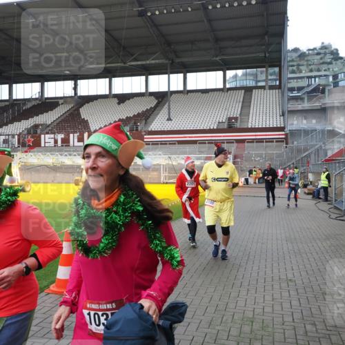 07.12.2025 - St. Pauli X-Mass-Run No. 15 Fabian Wolf http://msf.ph/oto/9398243 07.12.2025 10:49:54 Ziel 916, 1035, 1232, 2100, 2201, 2338, 2340, 2341, 2777, 2779, 3026, 3030, 3380 meine-sportfotos.de