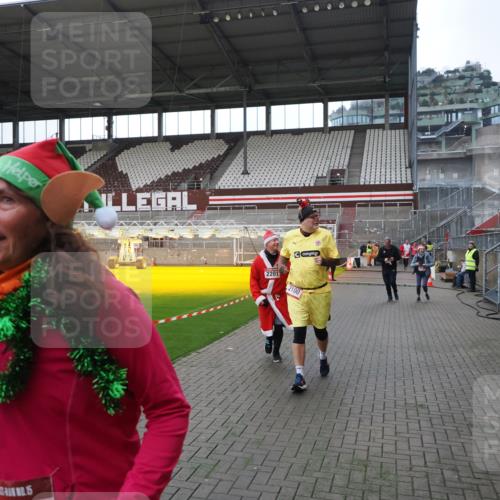 07.12.2025 - St. Pauli X-Mass-Run No. 15 Fabian Wolf http://msf.ph/oto/9398244 07.12.2025 10:49:54 Ziel 916, 1035, 1232, 2100, 2201, 2338, 2340, 2341, 2777, 2779, 3026, 3030, 3380 meine-sportfotos.de