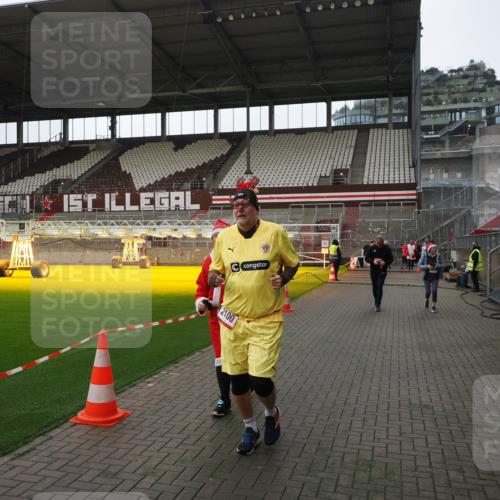 07.12.2025 - St. Pauli X-Mass-Run No. 15 Fabian Wolf http://msf.ph/oto/9398249 07.12.2025 10:49:55 Ziel 916, 1035, 1232, 2100, 2201, 2338, 2340, 2341, 2777, 2779, 3026, 3030, 3380 meine-sportfotos.de
