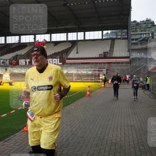 07.12.2025 - St. Pauli X-Mass-Run No. 15 Fabian Wolf http://msf.ph/oto/9398251 07.12.2025 10:49:56 Ziel 916, 1035, 1232, 2100, 2201, 2338, 2340, 2341, 2777, 2779, 3026, 3030, 3380, 4855 meine-sportfotos.de