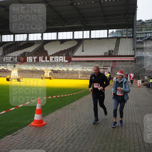 07.12.2025 - St. Pauli X-Mass-Run No. 15 Fabian Wolf http://msf.ph/oto/9398253 07.12.2025 10:49:59 Ziel 40, 916, 1035, 1232, 2100, 2201, 2338, 2341, 2575, 2777, 2779, 3026, 3030, 3380, 4855 meine-sportfotos.de