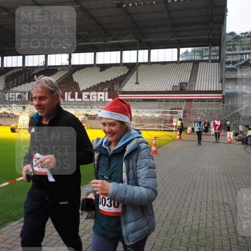 07.12.2025 - St. Pauli X-Mass-Run No. 15 Fabian Wolf http://msf.ph/oto/9398260 07.12.2025 10:50:00 Ziel 40, 916, 1035, 1232, 2100, 2201, 2338, 2575, 2777, 3026, 3030, 3380, 4855 meine-sportfotos.de