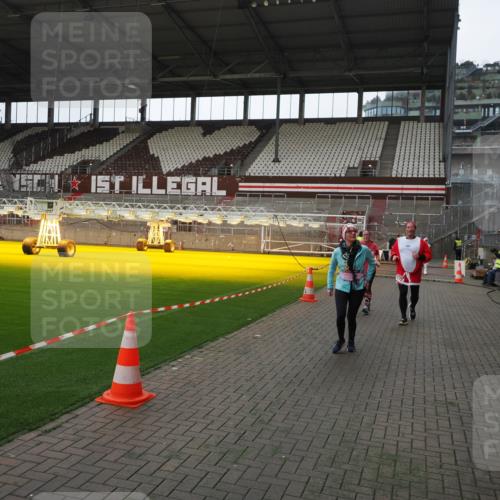 07.12.2025 - St. Pauli X-Mass-Run No. 15 Fabian Wolf http://msf.ph/oto/9398266 07.12.2025 10:50:05 Ziel 40, 904, 905, 2100, 2201, 2575, 3026, 3030, 4855 meine-sportfotos.de