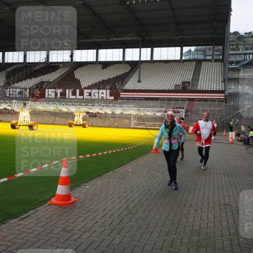 07.12.2025 - St. Pauli X-Mass-Run No. 15 Fabian Wolf http://msf.ph/oto/9398268 07.12.2025 10:50:05 Ziel 40, 904, 905, 2100, 2201, 2575, 3026, 3030, 4855 meine-sportfotos.de