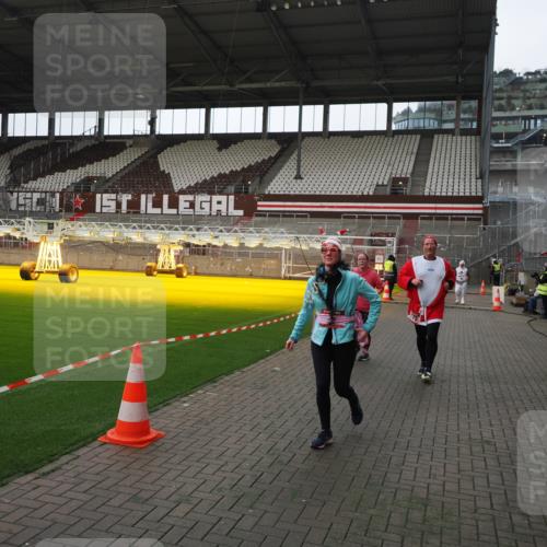 07.12.2025 - St. Pauli X-Mass-Run No. 15 Fabian Wolf http://msf.ph/oto/9398271 07.12.2025 10:50:06 Ziel 40, 904, 905, 2575, 3026, 3030, 4855 meine-sportfotos.de
