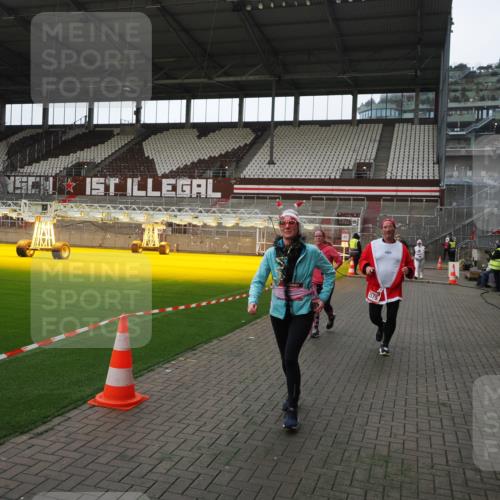 07.12.2025 - St. Pauli X-Mass-Run No. 15 Fabian Wolf http://msf.ph/oto/9398272 07.12.2025 10:50:06 Ziel 40, 904, 905, 2575, 3026, 3030, 4855 meine-sportfotos.de