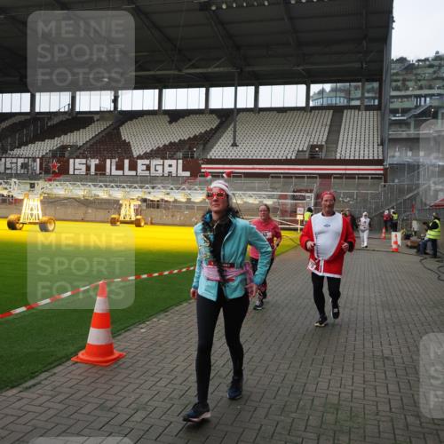 07.12.2025 - St. Pauli X-Mass-Run No. 15 Fabian Wolf http://msf.ph/oto/9398274 07.12.2025 10:50:07 Ziel 40, 904, 905, 2575, 3026, 4855 meine-sportfotos.de