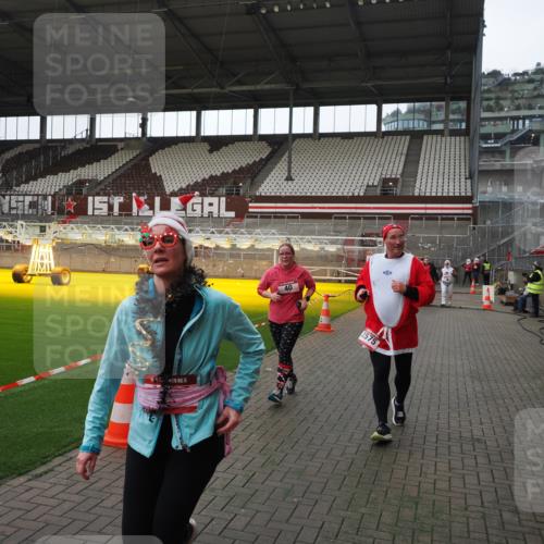 07.12.2025 - St. Pauli X-Mass-Run No. 15 Fabian Wolf http://msf.ph/oto/9398277 07.12.2025 10:50:07 Ziel 40, 904, 905, 2575, 3026, 4855 meine-sportfotos.de