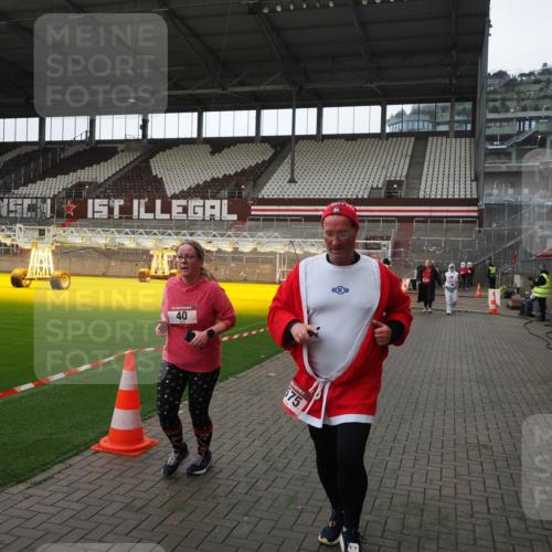 07.12.2025 - St. Pauli X-Mass-Run No. 15 Fabian Wolf http://msf.ph/oto/9398282 07.12.2025 10:50:08 Ziel 40, 904, 905, 2575, 3026, 4855 meine-sportfotos.de
