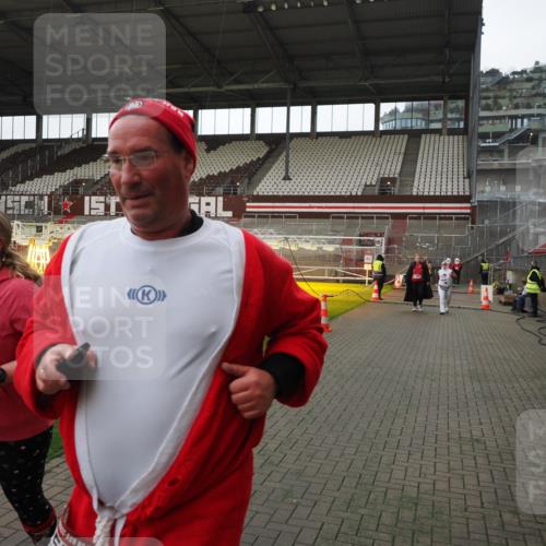 07.12.2025 - St. Pauli X-Mass-Run No. 15 Fabian Wolf http://msf.ph/oto/9398285 07.12.2025 10:50:09 Ziel 40, 904, 905, 2575, 3026, 4855 meine-sportfotos.de