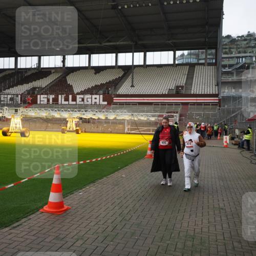 07.12.2025 - St. Pauli X-Mass-Run No. 15 Fabian Wolf http://msf.ph/oto/9398290 07.12.2025 10:50:16 Ziel 40, 904, 905, 2575, 4110, 4111, 4855 meine-sportfotos.de
