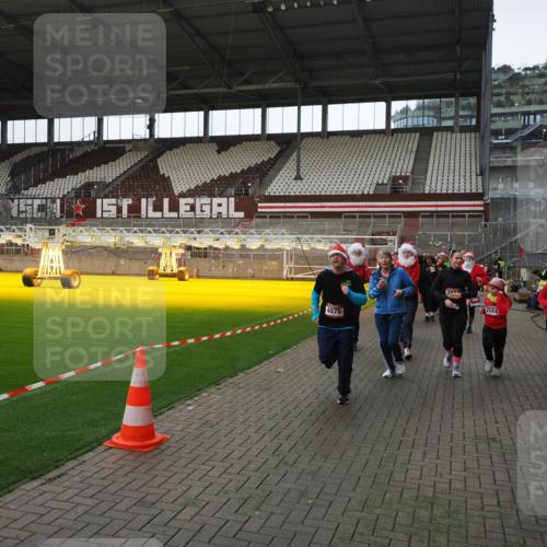 07.12.2025 - St. Pauli X-Mass-Run No. 15 Fabian Wolf http://msf.ph/oto/9398304 07.12.2025 10:50:29 Ziel 2250, 2460, 2582, 2583, 2584, 3287, 3291, 3368, 4075, 4110, 4111, 4756, 4757, 4759 meine-sportfotos.de