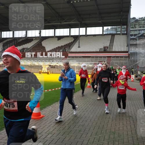 07.12.2025 - St. Pauli X-Mass-Run No. 15 Fabian Wolf http://msf.ph/oto/9398310 07.12.2025 10:50:30 Ziel 2250, 2460, 2582, 2583, 2584, 3287, 3291, 3368, 4075, 4110, 4111, 4756, 4757, 4759 meine-sportfotos.de