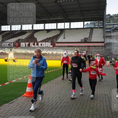 07.12.2025 - St. Pauli X-Mass-Run No. 15 Fabian Wolf http://msf.ph/oto/9398312 07.12.2025 10:50:30 Ziel 2250, 2460, 2582, 2583, 2584, 3287, 3291, 3368, 4075, 4110, 4111, 4756, 4757, 4759 meine-sportfotos.de