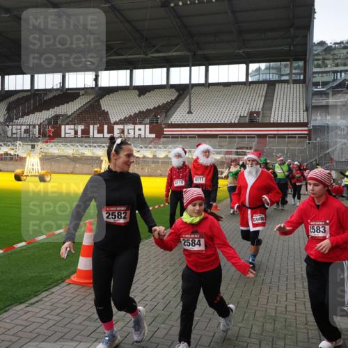 07.12.2025 - St. Pauli X-Mass-Run No. 15 Fabian Wolf http://msf.ph/oto/9398316 07.12.2025 10:50:31 Ziel 2250, 2460, 2582, 2583, 2584, 3287, 3291, 3368, 4075, 4110, 4111, 4756, 4757, 4759 meine-sportfotos.de