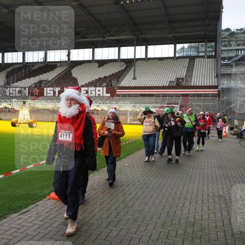 07.12.2025 - St. Pauli X-Mass-Run No. 15 Fabian Wolf http://msf.ph/oto/9398322 07.12.2025 10:50:33 Ziel 1726, 1729, 2250, 2460, 2582, 2583, 2584, 3287, 3291, 3368, 4075, 4110, 4111, 4756, 4757, 4759 meine-sportfotos.de