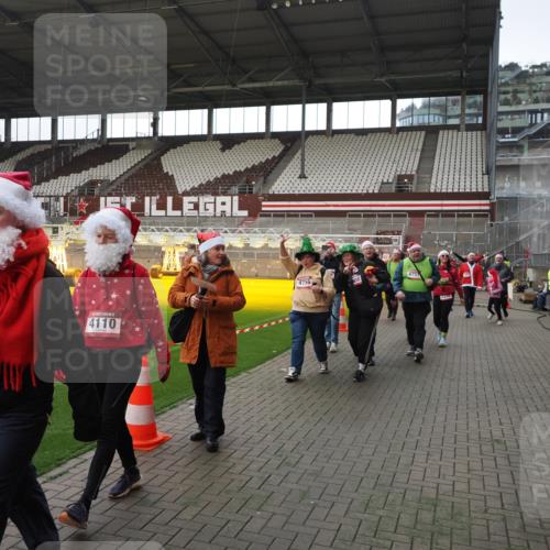 07.12.2025 - St. Pauli X-Mass-Run No. 15 Fabian Wolf http://msf.ph/oto/9398326 07.12.2025 10:50:34 Ziel 1726, 1729, 2250, 2460, 2582, 2583, 2584, 3287, 3291, 3368, 4075, 4110, 4111, 4756, 4757, 4759 meine-sportfotos.de