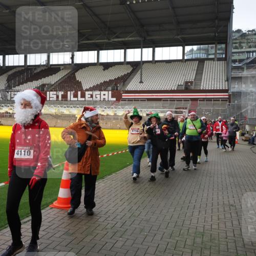 07.12.2025 - St. Pauli X-Mass-Run No. 15 Fabian Wolf http://msf.ph/oto/9398328 07.12.2025 10:50:35 Ziel 1726, 1729, 1730, 2250, 2460, 2582, 2583, 2584, 3287, 3291, 3368, 4075, 4110, 4111, 4756, 4757, 4759 meine-sportfotos.de