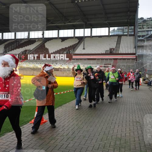 07.12.2025 - St. Pauli X-Mass-Run No. 15 Fabian Wolf http://msf.ph/oto/9398329 07.12.2025 10:50:35 Ziel 1726, 1729, 1730, 2250, 2460, 2582, 2583, 2584, 3287, 3291, 3368, 4075, 4110, 4111, 4756, 4757, 4759 meine-sportfotos.de
