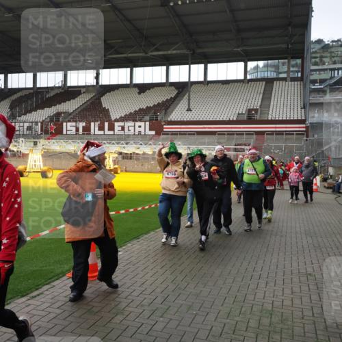 07.12.2025 - St. Pauli X-Mass-Run No. 15 Fabian Wolf http://msf.ph/oto/9398330 07.12.2025 10:50:35 Ziel 1726, 1729, 1730, 2250, 2460, 2582, 2583, 2584, 3287, 3291, 3368, 4075, 4110, 4111, 4756, 4757, 4759 meine-sportfotos.de