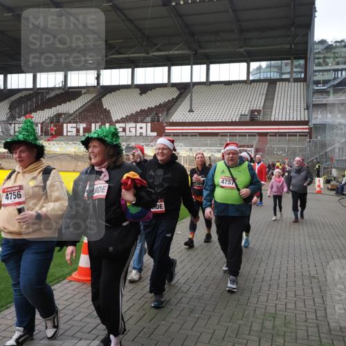 07.12.2025 - St. Pauli X-Mass-Run No. 15 Fabian Wolf http://msf.ph/oto/9398342 07.12.2025 10:50:38 Ziel 1726, 1729, 1730, 2250, 2460, 2582, 2583, 2584, 3287, 3291, 3368, 4075, 4756, 4757, 4759 meine-sportfotos.de