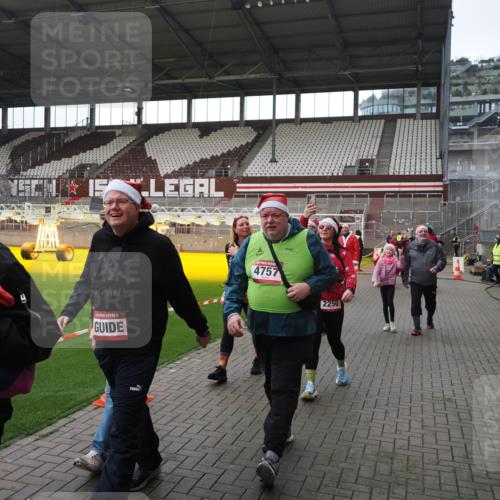 07.12.2025 - St. Pauli X-Mass-Run No. 15 Fabian Wolf http://msf.ph/oto/9398345 07.12.2025 10:50:38 Ziel 1726, 1729, 1730, 2250, 2460, 2582, 2583, 2584, 3287, 3291, 3368, 4075, 4756, 4757, 4759 meine-sportfotos.de