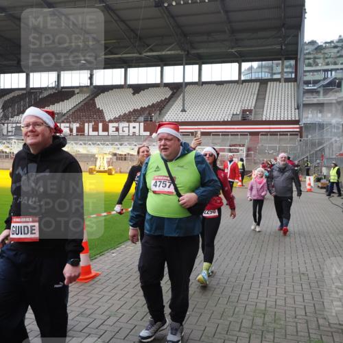 07.12.2025 - St. Pauli X-Mass-Run No. 15 Fabian Wolf http://msf.ph/oto/9398346 07.12.2025 10:50:39 Ziel 1726, 1729, 1730, 2250, 2460, 2582, 2583, 2584, 3287, 3291, 3368, 4075, 4756, 4757, 4759 meine-sportfotos.de
