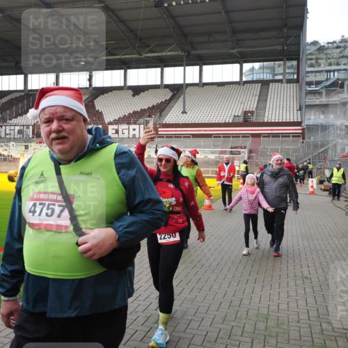 07.12.2025 - St. Pauli X-Mass-Run No. 15 Fabian Wolf http://msf.ph/oto/9398350 07.12.2025 10:50:40 Ziel 1726, 1729, 1730, 2250, 2460, 2582, 2583, 2584, 2763, 3287, 3291, 3368, 4075, 4757, 4759, 4760 meine-sportfotos.de