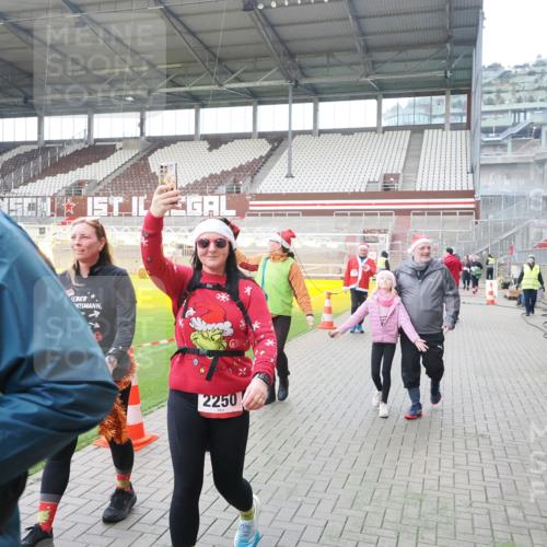 07.12.2025 - St. Pauli X-Mass-Run No. 15 Fabian Wolf http://msf.ph/oto/9398351 07.12.2025 10:50:40 Ziel 1726, 1729, 1730, 2250, 2460, 2582, 2583, 2584, 2763, 3287, 3291, 3368, 4075, 4757, 4759, 4760 meine-sportfotos.de