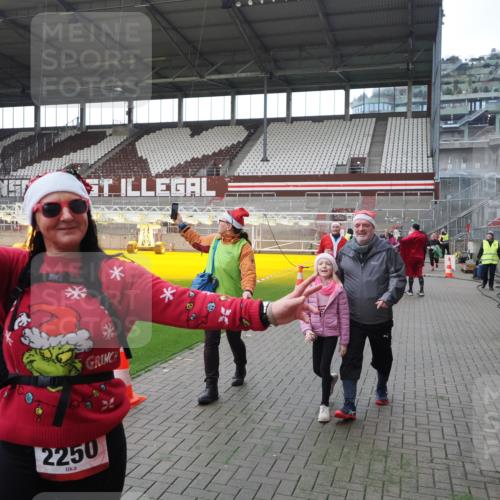 07.12.2025 - St. Pauli X-Mass-Run No. 15 Fabian Wolf http://msf.ph/oto/9398355 07.12.2025 10:50:41 Ziel 564, 1726, 1729, 1730, 2250, 2460, 2583, 2763, 3287, 3291, 3368, 4075, 4537, 4760 meine-sportfotos.de