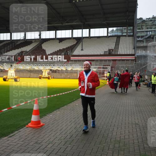 07.12.2025 - St. Pauli X-Mass-Run No. 15 Fabian Wolf http://msf.ph/oto/9398368 07.12.2025 10:50:45 Ziel 381, 564, 1726, 1729, 1730, 2250, 2460, 2763, 3368, 4535, 4537, 4760, 4881 meine-sportfotos.de