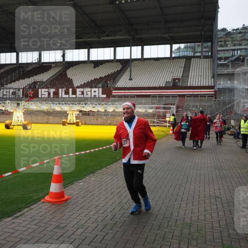 07.12.2025 - St. Pauli X-Mass-Run No. 15 Fabian Wolf http://msf.ph/oto/9398369 07.12.2025 10:50:45 Ziel 381, 564, 1726, 1729, 1730, 2250, 2460, 2763, 3368, 4535, 4537, 4760, 4881 meine-sportfotos.de