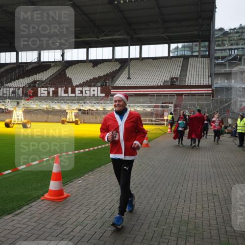 07.12.2025 - St. Pauli X-Mass-Run No. 15 Fabian Wolf http://msf.ph/oto/9398370 07.12.2025 10:50:45 Ziel 381, 564, 1726, 1729, 1730, 2250, 2460, 2763, 3368, 4535, 4537, 4760, 4881 meine-sportfotos.de